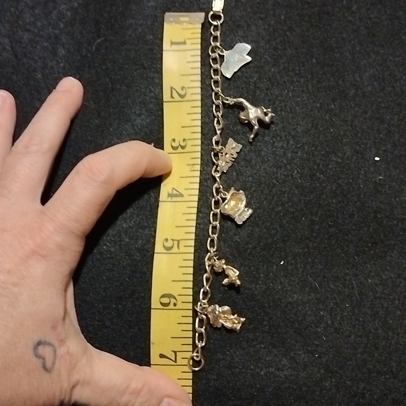Vintage 1980's Universal Studios gold tone charm Bracelet with 6 charms - Picture 8 of 8